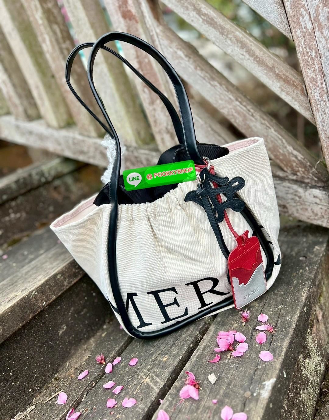 MERGE A DAY MEDIUM BAG 🔖พร้อมส่ง! กระเป๋าหิ้วหรือคล้องไหล่ ทรงสวย วัสดุผ้าทอเทคนิค Flyknit อย่างดี แต่มีน้ำหนักเบา หูหิ้วแบบหนังมีความแข็งแรงในการใช้งานค่ะ ภายในโล่งกว้าง ใส่สัมภาระได้เยอะค่ะ