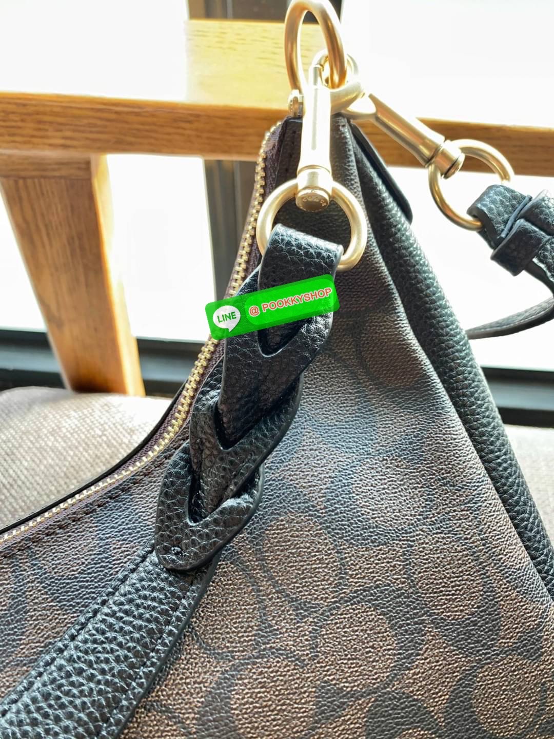 COACH JULES HOBO BAG ((C9189//9190)) 🌍พร้อมส่งที่ไทย! ต้องบอกก่อนว่าหนังรุ่นนี้อย่างดี นิ่มมากๆ สัมผัสแล้วรู้สึกละมุน กับกระเป๋าใบใหญ่ ทรงสวย เปิดปิดกระเป๋าแบบซิปมีหนังห้อยเพิ่มความเก๋ตรงหัวซิปค่ะ ภายในกระเป๋ากว้างมาก ใส่สัมภาระได้ครบครัน หายห่วงเ