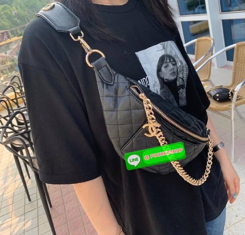 พร้อมส่งรุ่นยอดฮิต! Chanel Waist Bag With Chain VIP Gift With Purchase (GWP) รุ่น Limited พรีเมี่ยม Chanel Perfume Counter กระเป๋าสะพาย คาดเอว หรือคาดอกรุ่นใหม่ล่าสุดวัสดุหนังคาเวียร์ลายตารางเปิดปิดด้วยซิปห้องอะไหล่แบรนด์ สะดวกใช้ ภายในมีโลโก้ ใส่มือถือ i
