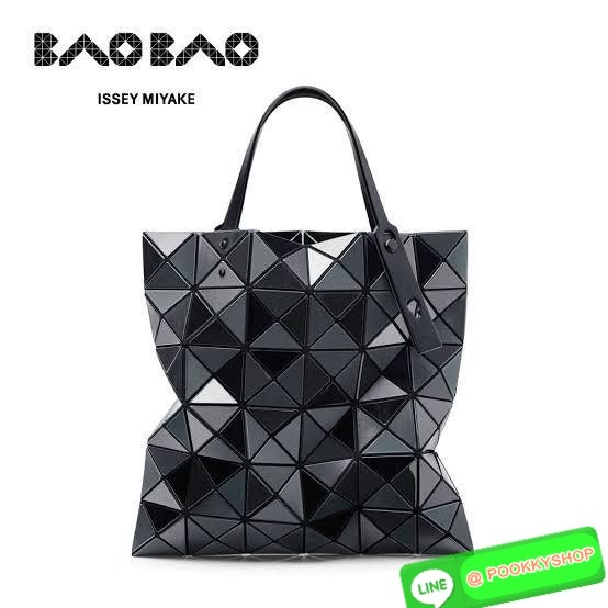 BAOBAO ISSEY MIYAKE QUATRO กระเป๋าไอคอนิกที่ไม่เคยตกเทรนด์! เรียบหรู แต่มีดีไซน์สะดุดตา โครงสร้างสามเหลี่ยมเอกลักษณ์เฉพาะของแบรนด์ ด้านในบุผ้า มีช่องซิปสำหรับเก็บของ น้ำหนักเบา สะพายสบาย ใส่ของได้เยอะมาก
