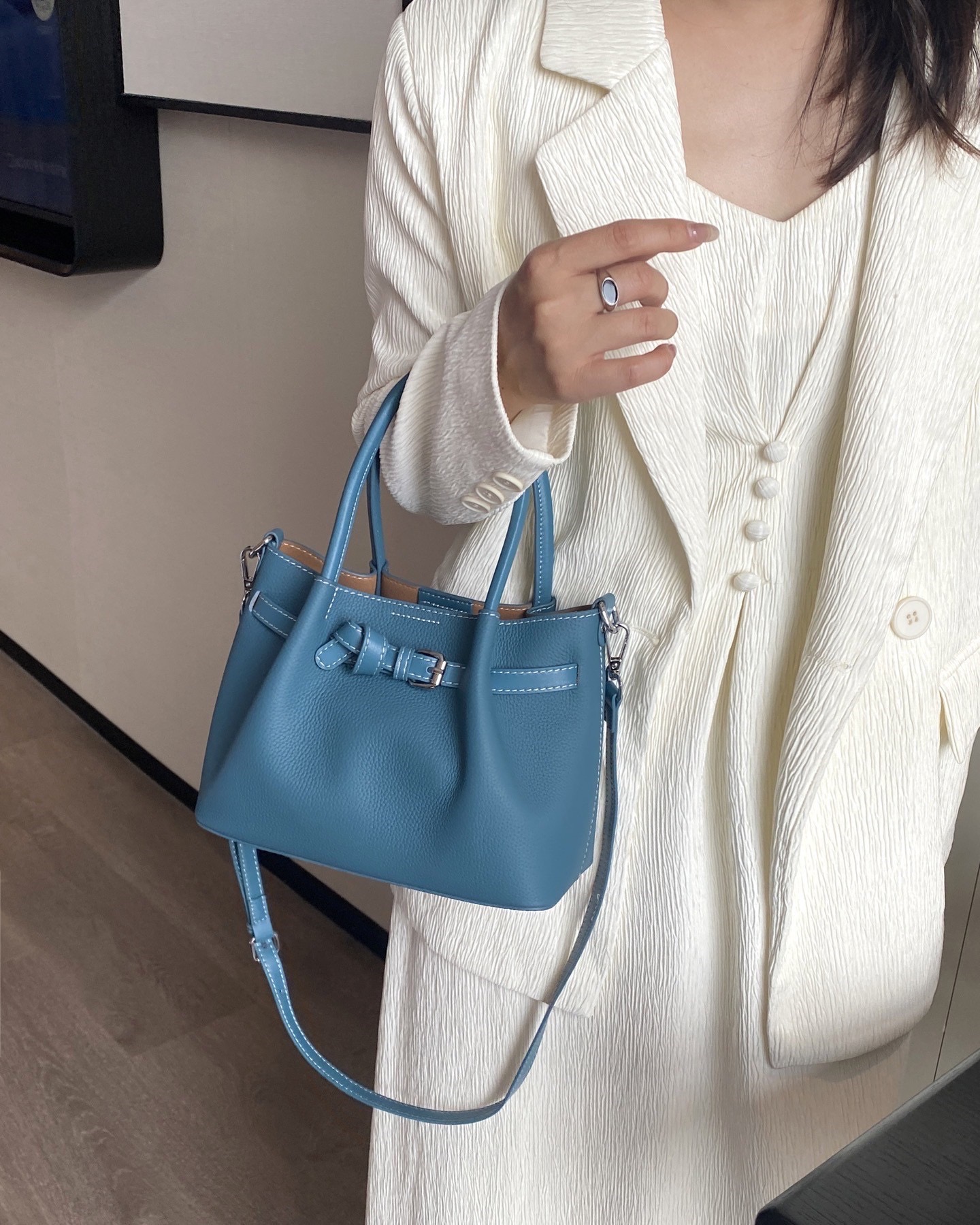 กระเป๋าหนังแท้ทรงtote งานหนังแท้💯 Genuine leather หนังลาย togo รักษาง่าย ใช้งานได้ยาวนาน ขนาดกำลังดี น้ำหนักเบา มีสายสะพายยาว หนังแท้มีความคงทนและสามารถใช้งานได้ยาวนาน เมื่อได้รับการดูแลที่ดี หนังจะมีความนุ่มและยืดหยุ่น แต่ยังคงแข็งแรง นอกจากนี้ ห