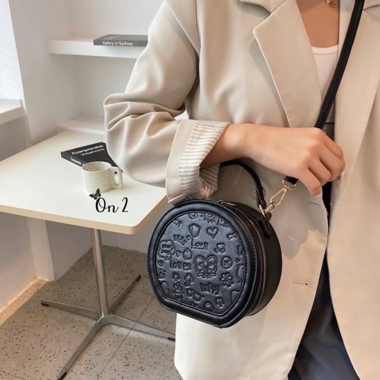 กระเป๋าแฟชั่นทรงกลม สไตล์มินิมอล งานซิปหนังpu อะไหล่ทอง สายสะพายยาวแบบ Cross body ปรับระดับได้ ทรงสวยงานน่ารักมากค่ะ