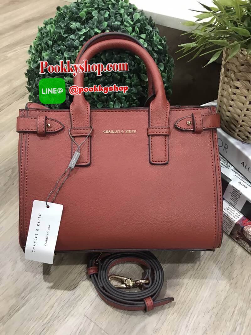 NEW ARRIVAL! CHARLES & KEITH BASIC TOP HANDLE BAG กระเป๋าถือหรือสะพายรุ่นใหม่ชนช็อปดีไซน์สวยอยู่ทรงเเข็ง ขนาดกำลังดี น้ำหนักเบา ด้านหน้าประดับโลโก้แบรนด์ เปิดปิดด้วยซิปสะดวกใช้ ด้านข้างมีสายรัดปรับทรงกระเป๋าภายในมีช่องซิป ใส่กระป๋าสตางค์ใบยาว ipad mini ได