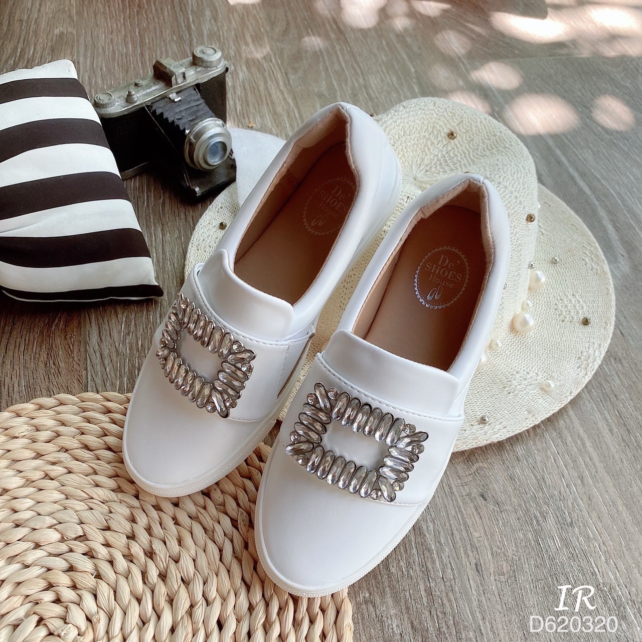 รีพีทแบบขายดี!!! พร้อมส่ง Roger Vivier ชนช็อป วัสดุหนังนิ่มแต่งอะไหล่เพชรสี่เหลี่ยมด้านหน้า ดาราเซเลบใส่กันเยอะมากๆคะรุ่นนี้ ใส่แล้วทำให้ลุคของคุณดูเด่นมากๆ ดังนั้นสาวๆไม่ควรพลาดรุ่นนี้เลยนะค้า