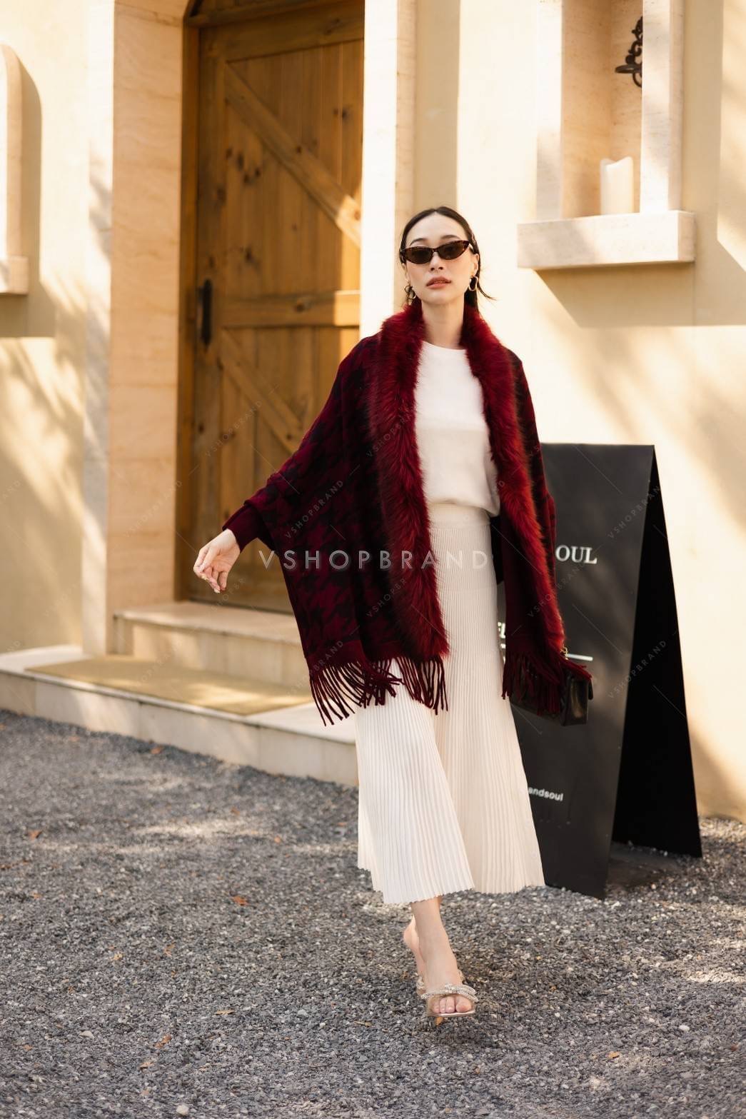 เสื้อคลุมแขนยาวลายชิโน แต่งขนเฟอช่วงคอ ช่วงปลายแต่งพู่ งานสวยแพงให้ลุคมาดามสาวท่านหนึ่ง ผ้าคลุมนิ่มเวอร์ ใส่สบาย รีบจับจองเป็นเจ้าของได้เลยจร้า