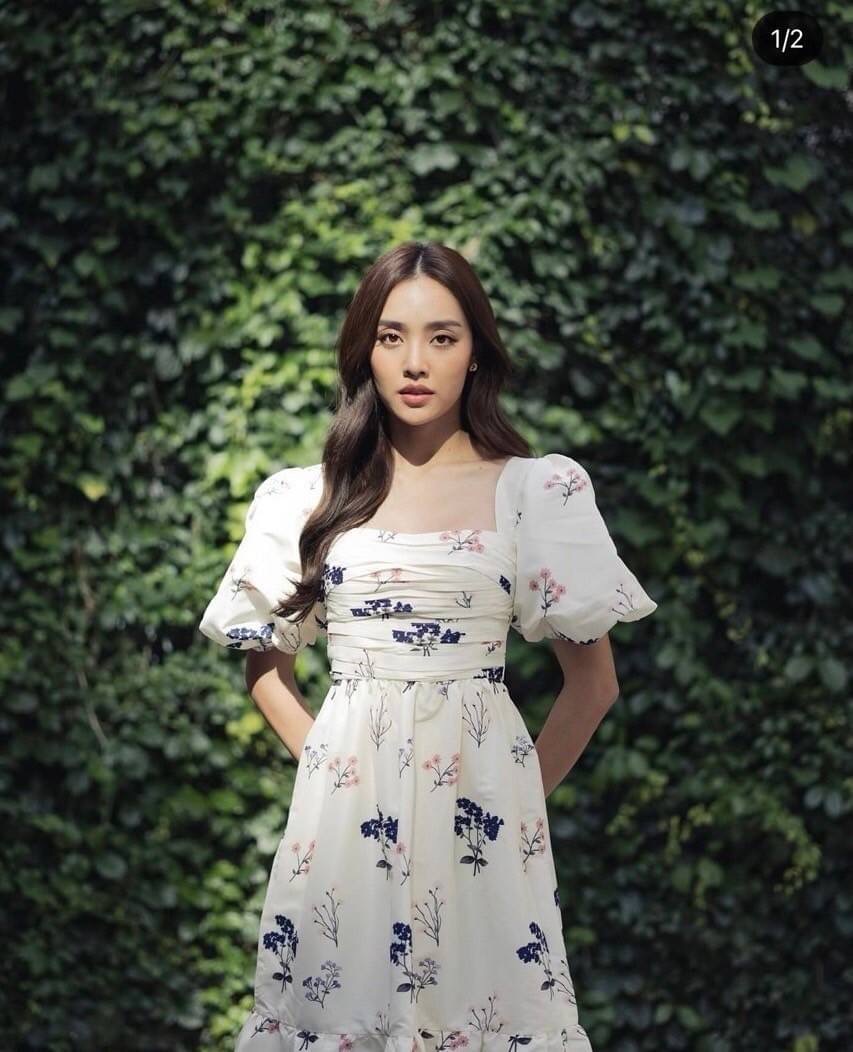 เดรสยาวเเเขนสั้นพองๆ กระโปรงต่อริ้วระบายยาวหนึ่งชั้น ใส่สวยมากๆ ดูดีเหมือนเซเลปเลยค่ะ สวยเปะเวอร์ ใส่เที่ยว ใส่ได้หลายโอกาส จัดด่วนนนๆ ชุดสวยหมดเร็วนะคร๊า สั่งก่อนสวยก่อน!!