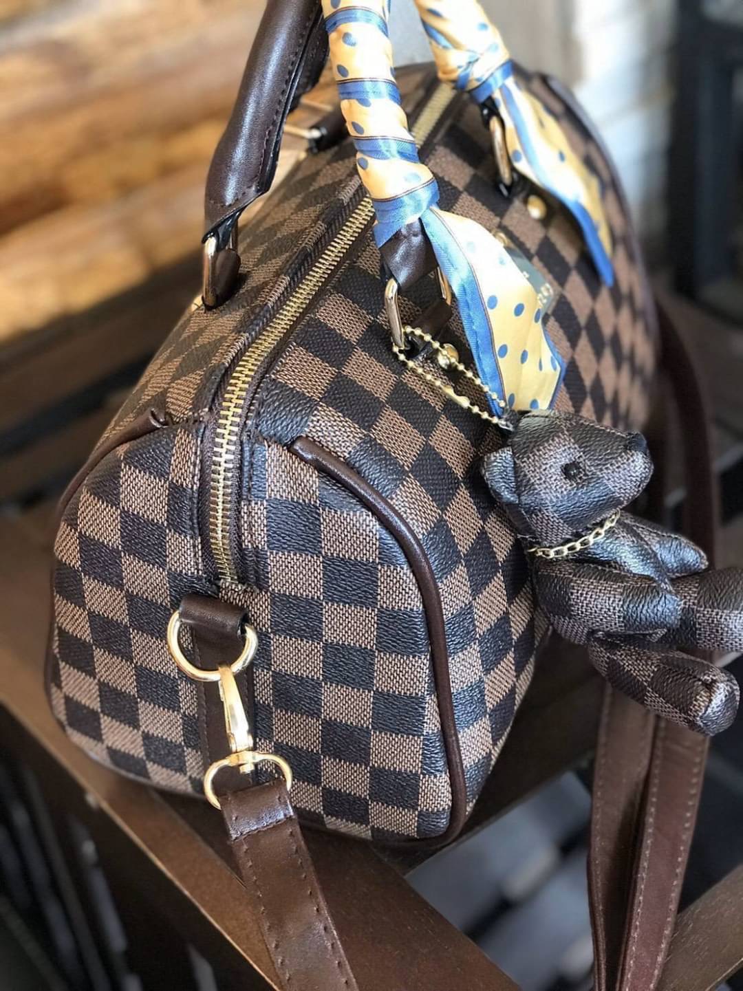 MS048 Be Bear Style My Fashion Bag หมีหมอนใหม่ !! มาแล้วค่าา ไฉไลสุดๆกับกระเป๋า shumiya ทรงหมอนสุดฮิตใบนี้ ด้านหน้าติดโลโก้แบรนด์อย่างดี มาพร้อมผ้าพันหูสุดน่ารัก ขนาดกระทัดรัดกำลังพอดี ได้ลุคคุณหนู cute สุดๆค่ะ !!! คล้องแขนได้ สะพายข้างได้ มีสายสะพายยาวถอ