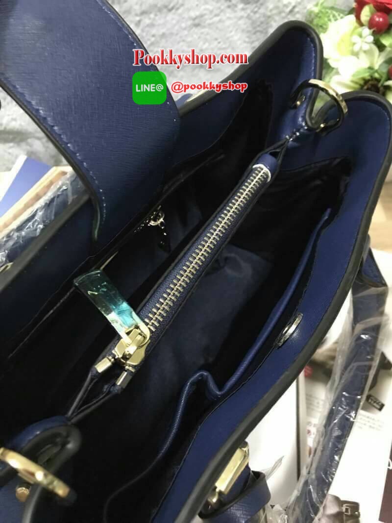 ถุงผ้าแบรนด์/ป้ายบาร์โค้ต) รีออเดอร์รุ่นขายดี!! LYN AMOUR M BAG กระเป๋าถือหรือสะพายรุ่นใหม่ล่าสุด!!! วัสดุลายหนังsaffianoเย็บแต่งลายทะแยงให้กระเป๋าดูมีทรง ด้านหน้าประดับTagโลหะปั้มโลโก้คล้องหนัง ถอดออกได้ ภายในกระเป๋าแบ่งเป็นสองช่องใหญ่ อีกหนึ่งช่องซิปคั่