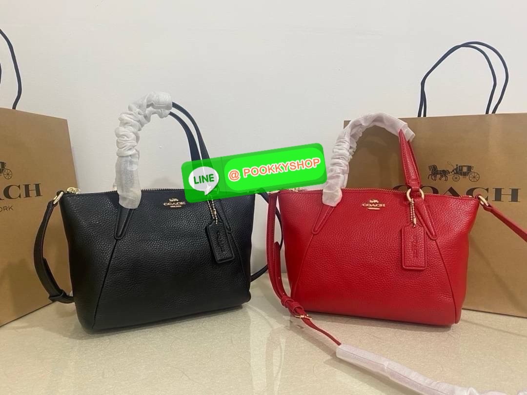 COACH MINI KELSEY SATCHEL IN PEBBLE LEATHER (F57563) 🖤 สีดำคลาสสิก หนังแท้ทั้งใบ สายสะพายถอดได้ 🎀 ขนาดกำลังพอดี ใส่ของจำเป็นได้ครบ มือถือ กระเป๋าสตางค์ พวงกุญแจ 💎 อะไหล่ทองสวยเรียบหรู มีป้ายห้อย COACH และโลโก้ปั๊มกลางใบ