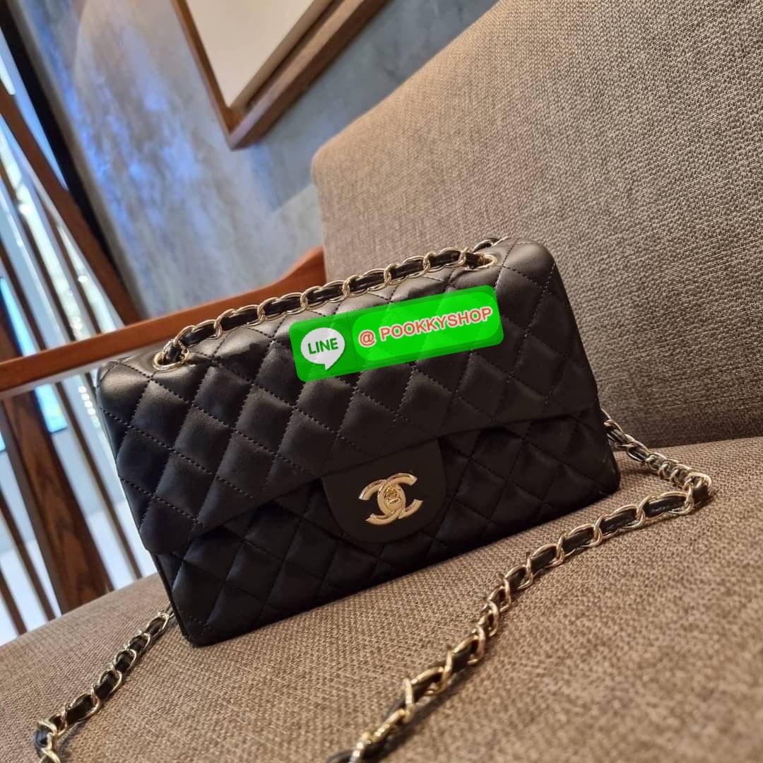 RESTOCK!! HOT ITEM!! Chanel premium for gift กระเป๋าสะพายหนังสังเคราะห์ลายคาร์เวีย อะไหล่พร้อมโซ่สะพายสีทอง ตัดกับกระเป๋าได้อย่างลงตัวและโดดเด่น เปิด-ปิดกระเป๋าด้วยตัวบิดล็อค ภายในกระเป๋ามีฝาปิดอีก 1 ชั้น บุหนังสีแดงโลโก้เด่น คม ชัด!! มีช่องโล่งกว้างจุของ