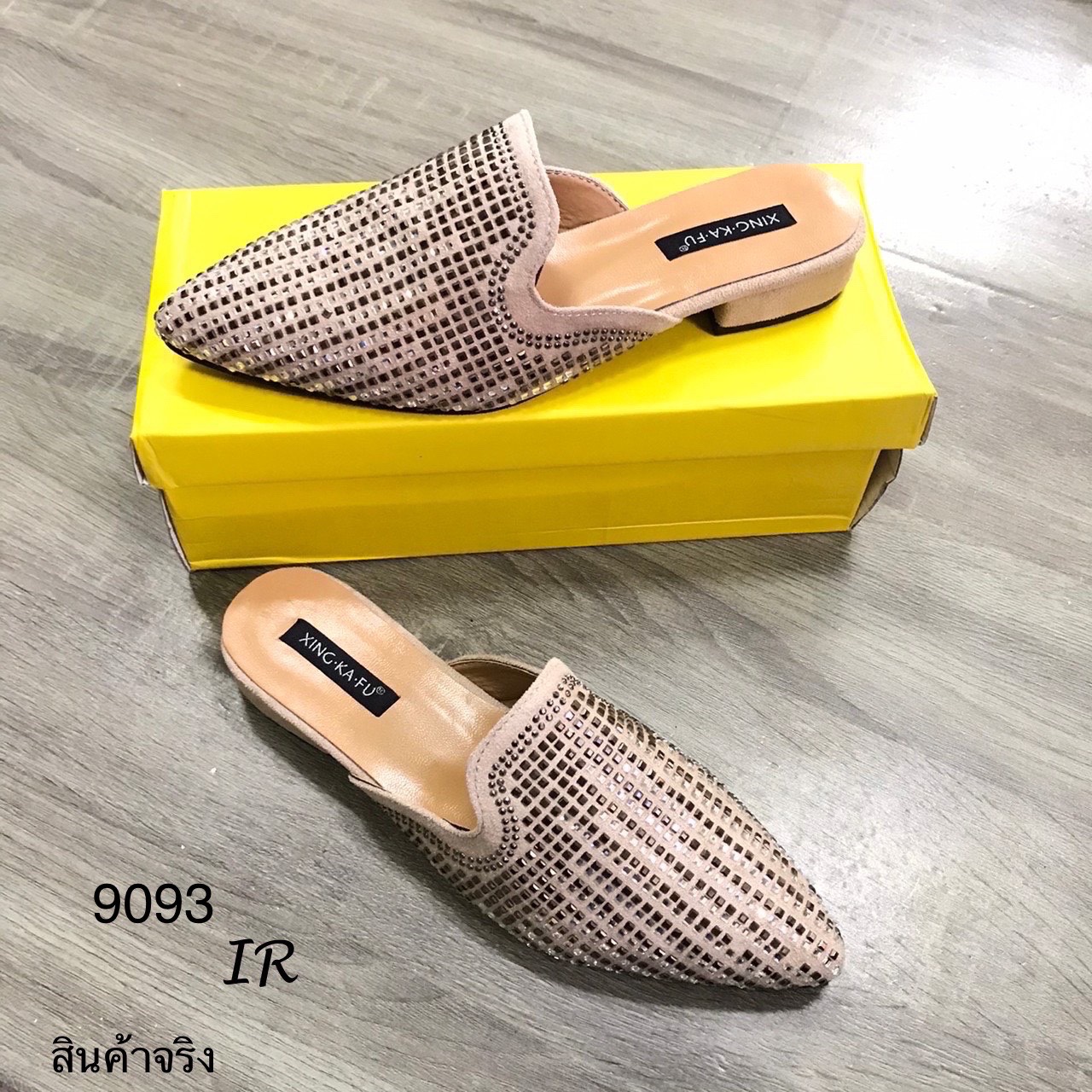 แบบขายดี!! พร้อมส่ง กรี๊ด!!! สลบ อัพเลเวลของคุณให้ดูสวยเก๋ยิ่งขึ้นด้วยคุ่นี้ สลิปเปอร์หนังกำมะหยี่ติดเพชรวิ้งๆทรงหัวแหลมสวยมาก ส้นสูง 1 นิ้ว ไม่เตี้ยจนเกินไป สวมใส่แล้วเก๋อย่าบอกใครเชียว