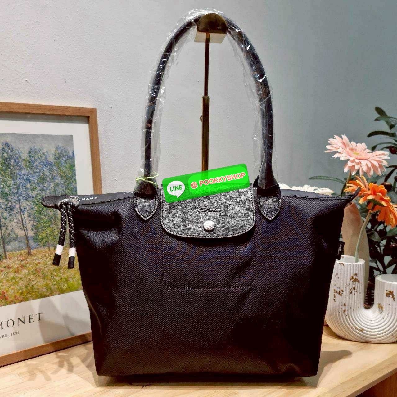 Longchamp le pliage energy M tote bag 🔆 Details เป็นอีกรุ่นที่แรงมาก จึ้งมาก! กระเป๋าสะพายไหล่ทรงโท้ท รุ่นยอดฮิต ดีไซน์ใหม่ให้ความสปอร์ตตี้มากขึ้น มาพร้อมขนาดใหม่ที่หลายๆคนรออยู่ น้ำหนักเบา ดีไซน์เรียบง่าย แต่ดูแพง ปากกระเป๋าออกแบบให้มีฝาปิดและซิป