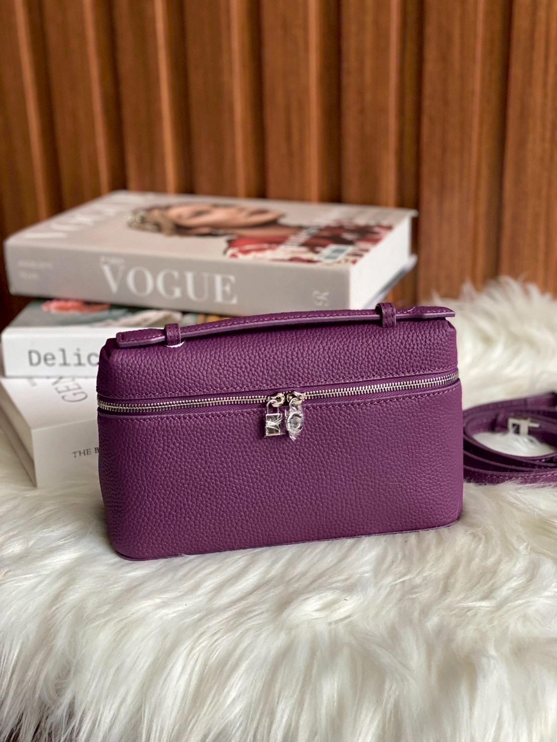 LP กระเเสเรียบหรูดูเเพงเเบบไม่ตะโกน ต้องยกให้รุ่นนี้เลยค่า งานตัดเย็บสวยมากกก เป็นหนังวัวเเท้ สัมผัสดีมากก จุของให้ครบ มือถือใส่ได้ทุกรุ่น มาพร้อมสายสะพายยาว