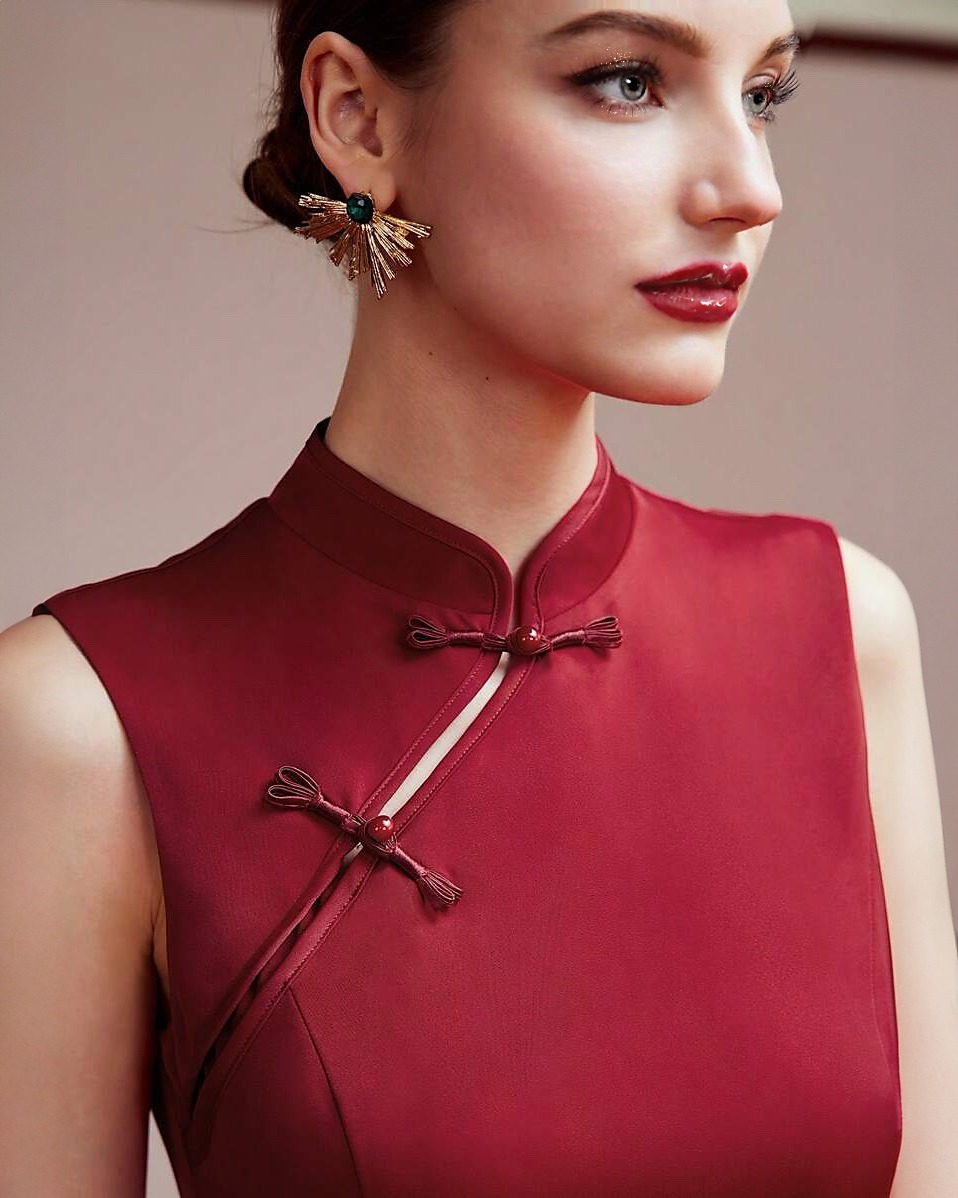 เดรสแฟชั่น เดรสเสื้อแขนกุด คอจีนสไตล์กี่เพ้า กระโปรงบาน อัดพลีทแต่งผ้าเฉลียง