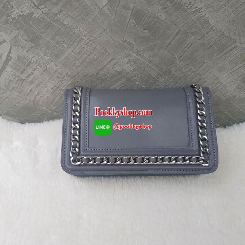 Charles&Keith Chain Rimmed Clutch กระเป๋าสะพายรุ่นใหม่!!ทรงcrossbodyหรือถอดสายถือเป็นทรงคลัชท์ได้ มีดีเทลโซ่ร้อยหนังรอบใบ เปิดปิดด้วยกระดุมแม่เหล็กใช้งานง่าย ภายในมีช่องซิป ช่องเสียบบัตรและช่องใหญ่ใส่ตระกูลพลัสได้ แยกเป็นสัดส่วน มาพร้อมสายสะพายแบบโซ่ต่อหน