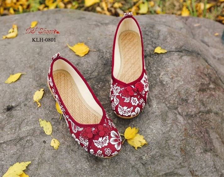 สินค้าพร้อมส่ง รองเท้าคัชชูส้นเตี้ยกี่เพ้าแบบสวม วัสดุผ้าแคนวาส ลายดอกท้อ สวย ใส่แมทง่าย พื้นยางกันลื่น น้ำหนักเบา สวมใส่สบายค่ะ