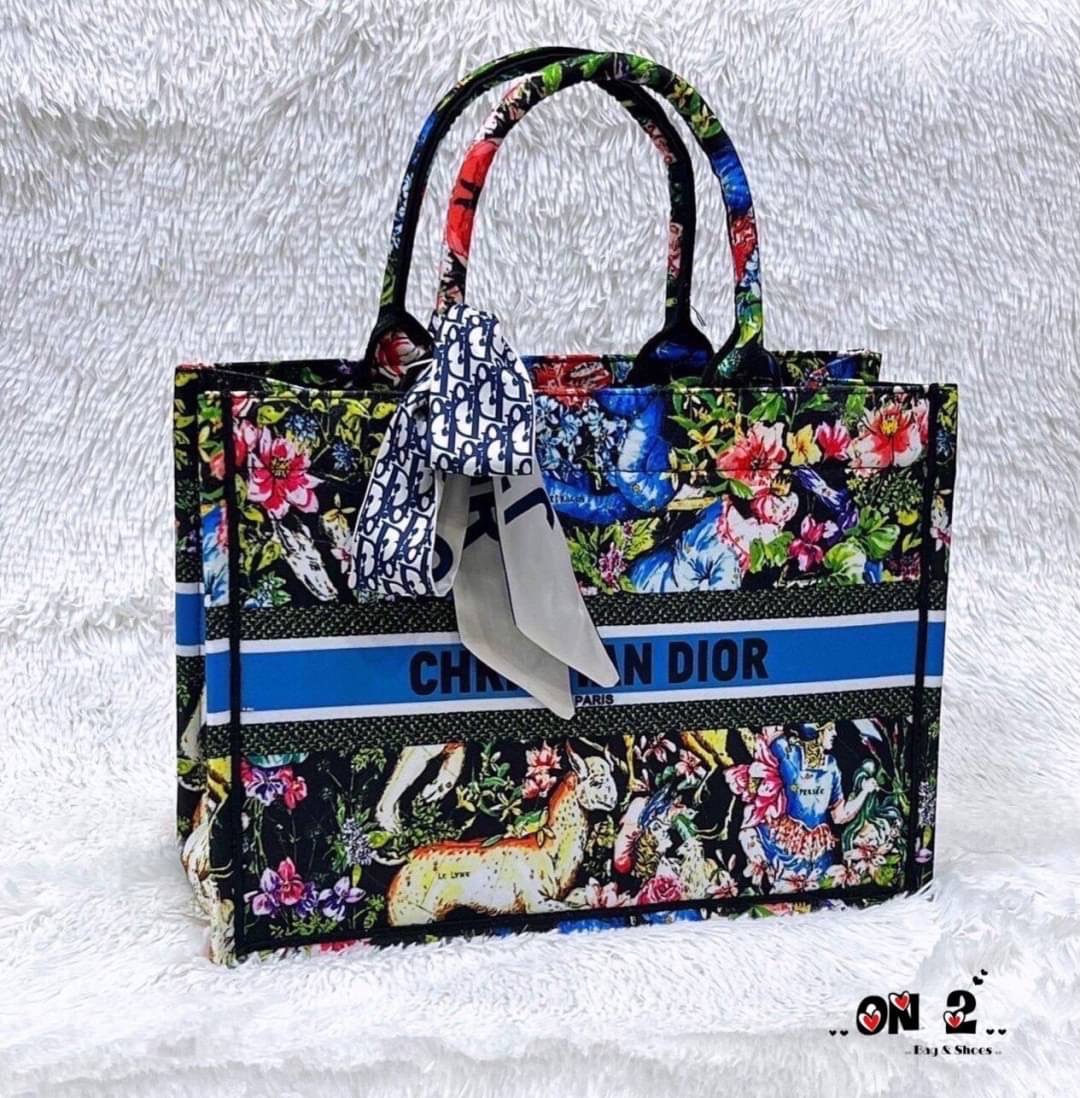 Dior Christian dior book tote งานสวยงานฮอต เป็นทรงที่ใช้ได้เรื่อยๆค่ะ รุ่นนี้ฮิตตลอดกาลสาวๆควรมีติดไว้ งานสวยขนาดกำลังดีใส่ได้เยอะจุใจ