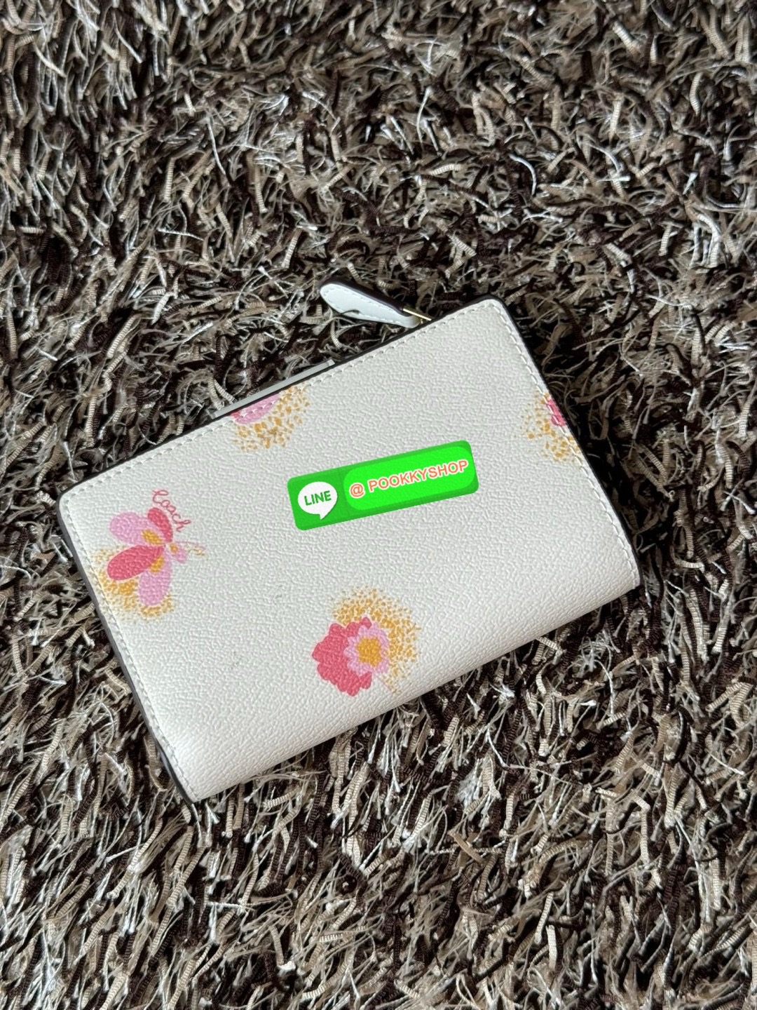 COACH MEDIUM CORNER ZIP WALLET IN SIGNATURE CANVAS กระเป๋าสตางค์ขนาดกลางที่ถือว่าเป็นไอเทม Must Have ของทุกเพศทุกวัยที่ต้องพกติดตัวไว้ตลอดเวลา เพราะนอกจากจะช่วยจัดเก็บเงิน บัตรประชาชน บัตรเครดิตและต่าง ๆ ให้เป็นระเบียบเรียบร้อยยังต้องคำนึงถึงประโยชน์ใช้สอ