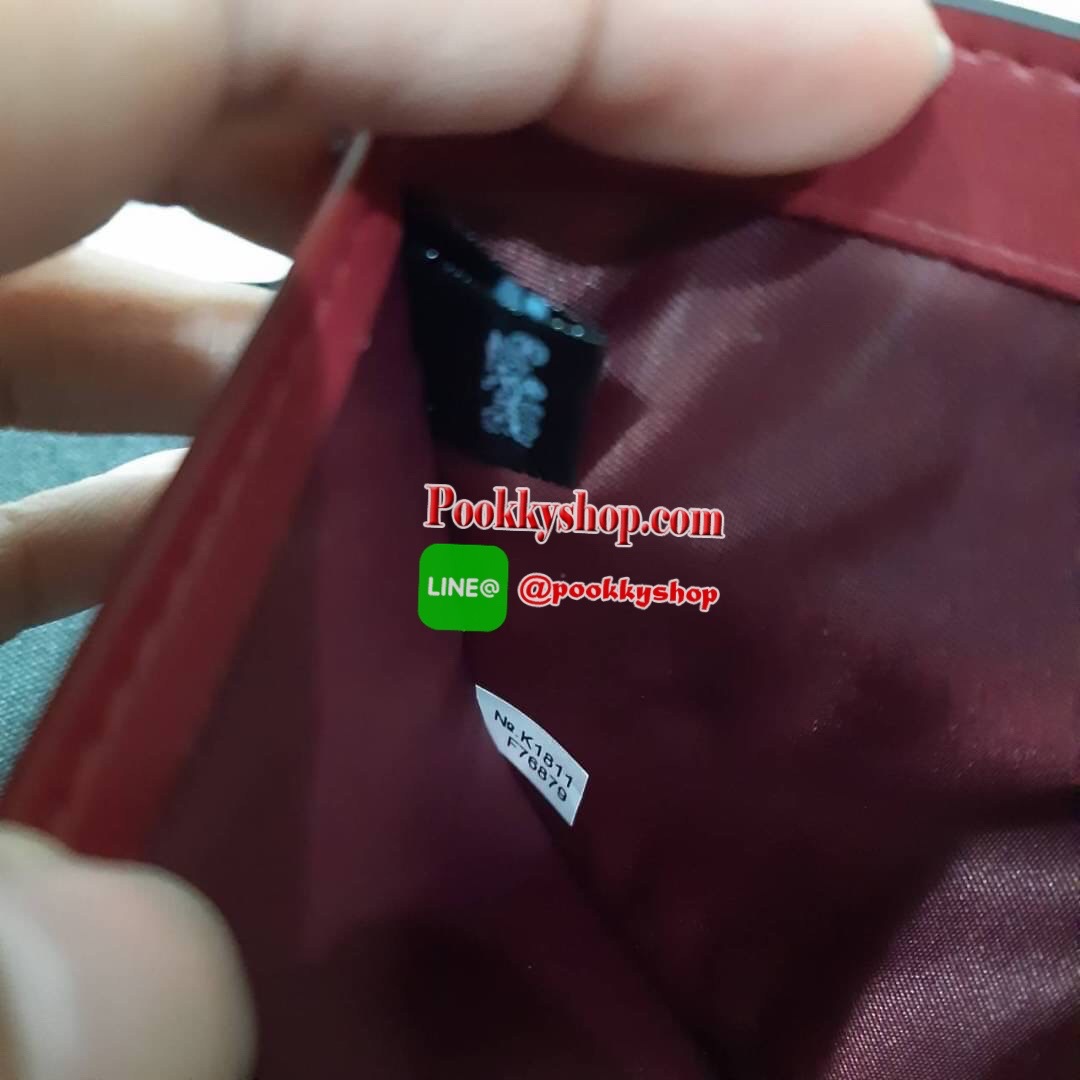 COACH 91058 SNAP CARD CASE WITH CRAYON HEARTS PRINT กระเป๋าสตางค์เก็บบัตร ลายปริ้นท์หัวใจเพ้นท์ ♥️ น่ารักน่าใช้ วัสดุหนังแคนวาสเคลือบ เปิด-ปิดด้วยกระดุม ภายในมีช่องใส่บัตร และใส่ธนบัตรได้ พร้อมช่องซิปแยกใส่เหรียญได้อีก พกพาง่าย สะดวก ไม่กินพื้นที่ก