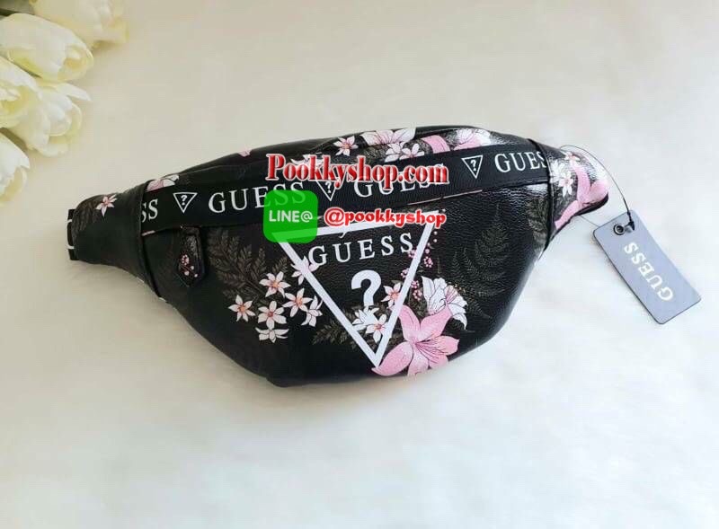 GUESS GESABEL GYM FANNY PACK กระเป๋าหนังคาดเอว/อก ด้านหน้าปั๊มโลโก้แบรนด์ทรงสามเหลี่ยม ตัวกระเป๋าเปิดปิดด้วยซิปใช้งานง่าย มี 2 ช่องซิป มีลูกเล่นซ่อนซิปหน้าคาดปิดด้วยสายพิมพ์โลโก้ ภายในกระเป๋าโล่งกว้าง สามารถใส่มือถือได้ทุกรุ่น จุของได้เยอะ รับรองถูกใจสาวๆ