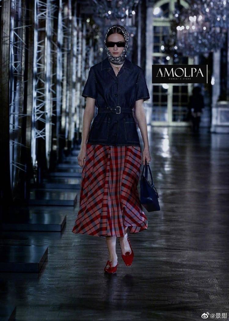 SET TOP+SKIRT CHRISTIAN DIOR DENIM มาให้ช๊อปทั้งเสื้อและกระโปรง สำหรับแบรนด์ CHRISTIAN DIOR คอลเลคชั่นใหม่ งานผ้ายีนส์คุ้มค่าต่อการครอบครองมากกกก สุดคุ้ม ตัวเสื้อเป็นเสื้อคอปกกระดุมหน้า มาพร้อมเข็มขัดยีนส์ หลังปลายเสื้อทออักษร CHRISTIAN DIOR มาพร้อมกระโปร