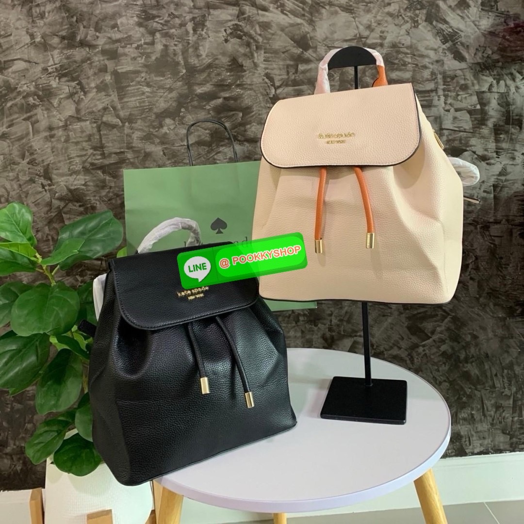 KATE SPADE NEW YORK Sinch Pebbled Leather Medium Flap Backpack กระเป๋าสะพายเป้หนังนิ่มลายหนังสวย ด้านหน้าตกแต่งด้วยชื่อแบรนด์ มีช่องซิปเล็กด้านข้างกระเป๋า 1 ช่อง ช่องใหญ่เปิด-ปิดด้วยตัวรูด ด้านในโล่งกว้างจุของได้เยอะมาก และมีช่องซิปใส่ของจุกจิกค่ะ