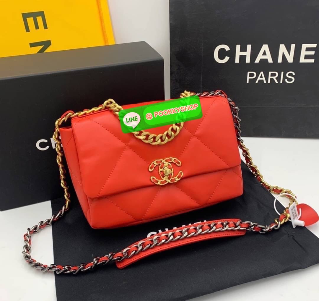 CHANEL MAXI HANDBAG RESTOCK!! ตอบรับคำเรียกร้องอย่างท้วมท้น!! พรีเมี่ยมกิ๊ฟจากแบรนด์ Chanel รุ่นตามล่าพลิกแผ่นดิน กระเป๋าถือ/สะพาย หนังแกะที่นิ่มสุดพลัง!! ลายตารางสวยคม โลโก้ลายโซ่สอดหนังเด่นชัด เปิด-ปิดกระเป๋าด้วยตัวบิดล็อค อะไหล่ทองหรูหรา มีระดับ!! ดีไซ