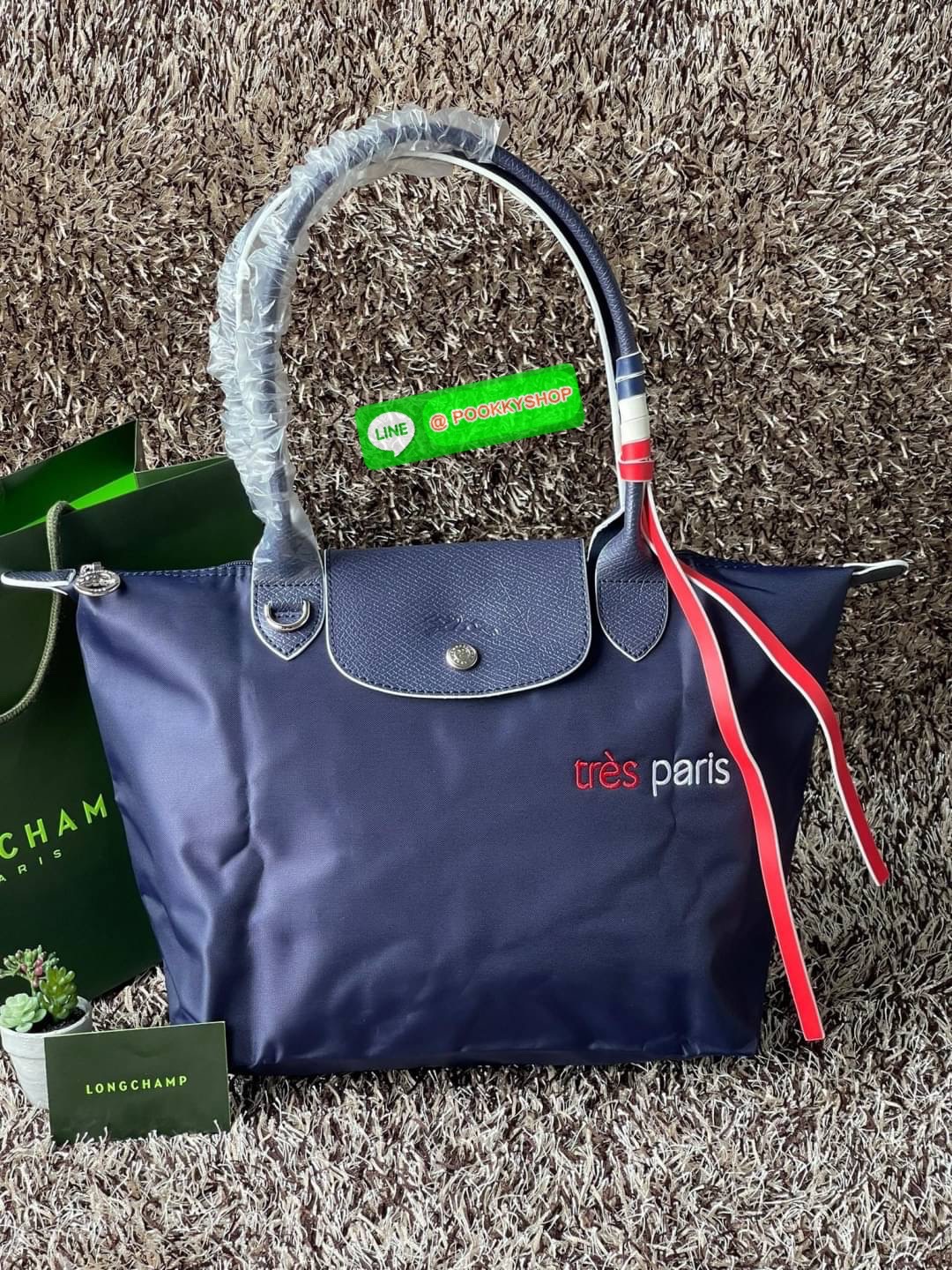 💕LONGCHAMP LE PLIAGE TRES PARIS SHOULDER BAG กระเป๋าโท้ทใบนี้ดึงดูดใจคุณด้วยรูปทรงมินิมอลและปริมาตรที่เพียงพอซึ่งสามารถเก็บเอกสารหรือแล็ปท็อปทั้งหมดของคุณได้อย่างง่ายดาย สายคล้องไหล่มีความยาวช่วยให้คุณสะพายได้อย่างสบาย ขณะที่การปิดด้วยซิปช่วยให้มั