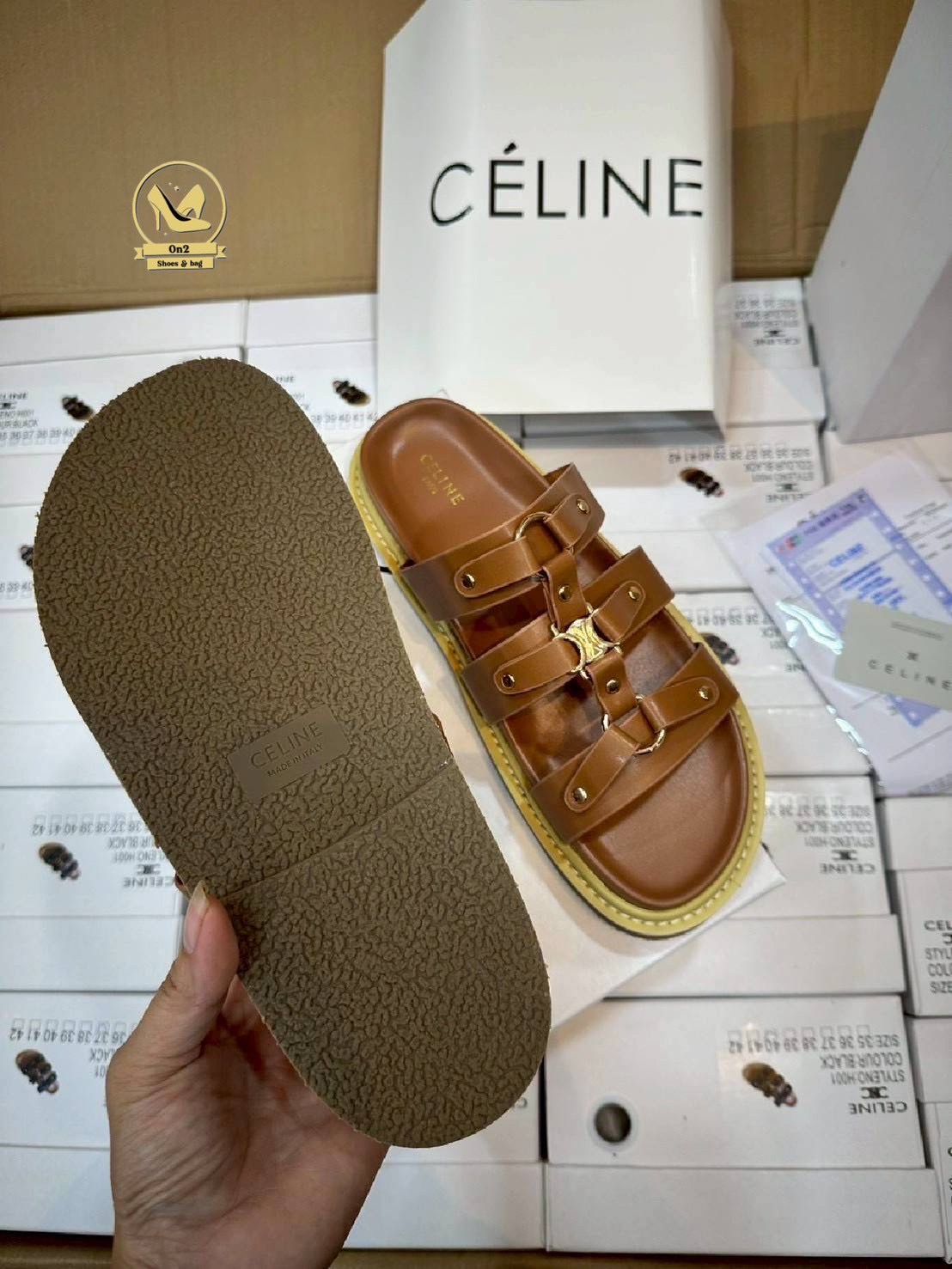 รองเท้าแตะเสริมส้ Celine ดีไซน์ที่ดูหรูหราและทันสมัย เน้นความเรียบง่ายและฟังก์ชันการใช้งานที่ดีเยี่ยม มีส้นเล็กน้อยออกแบบให้ดูทันสมัยและสามารถสวมใส่ได้ทั้งในโอกาสทางการและไม่เป็นทางการสายรัดข้อที่สามารถปรับให้กระชับพอดีกับขา ช่วยเพิ่มความมั่นคงและไม่ลื่นไ