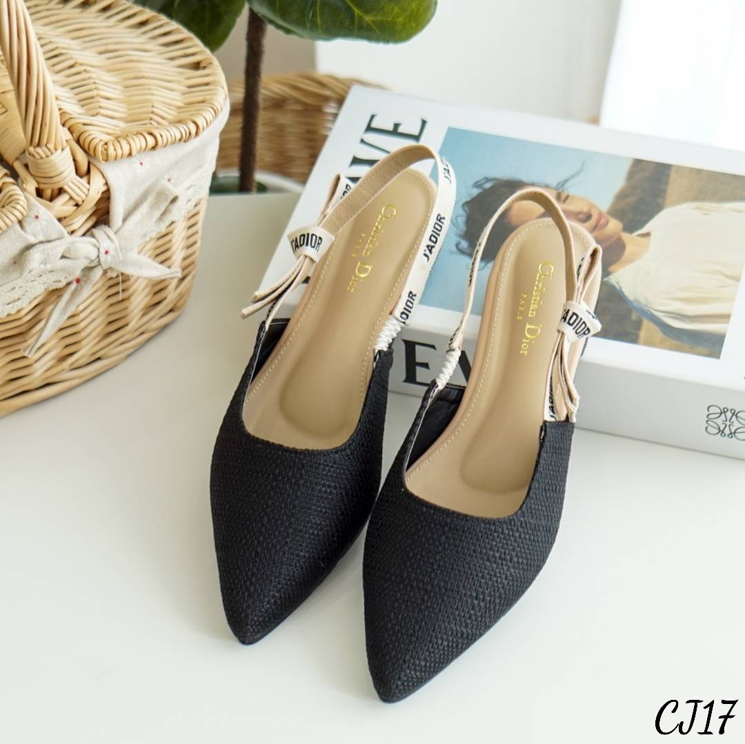 พร้อมส่ง รองเท้า D io r ตัวใหม่ ทรงสวมปิดหัวส้นแบน สายรัดส้นเป็นริบบิ้น งานปักโลโก้ วัสดุทำจากผ้ากระสอบซับหนังนิ่มด้านใน งานสวยมากค่ะ น่ารัก สุดๆ สีสวย พื้นปั้มแบรนด์