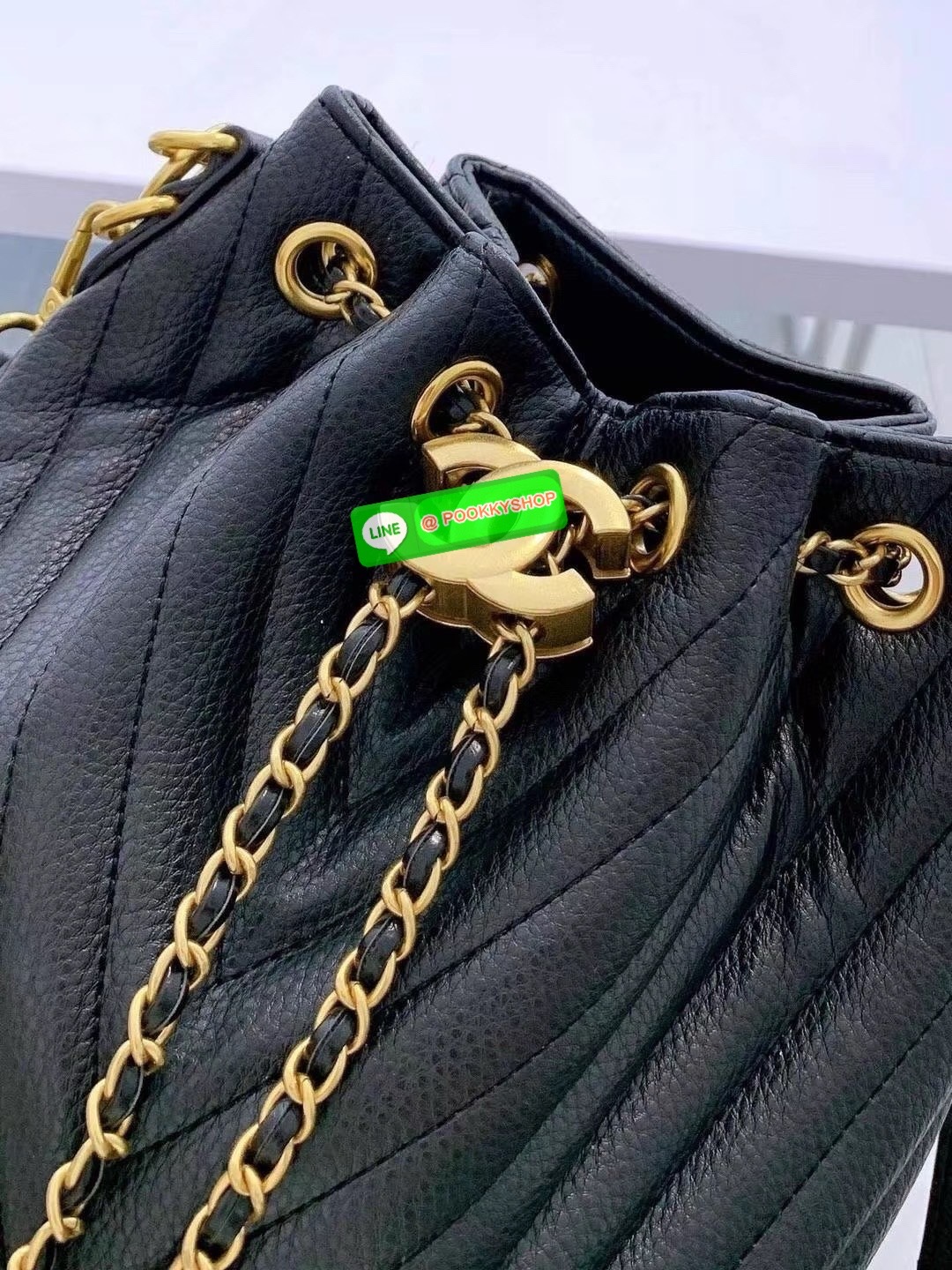 CHANEL Bucket Bag กระเป๋าสะพายทรงบัคเก็ตรุ่นลิมิเต็ด มี 2 แบบให้เลือก หนังเย็บลายตารางและลายริ้ว ตกแต่งโลโก้แบรนด์สวยหรูโดดเด่น ภายในโล่งกว้าง จุของได้เยอะ มาพร้อมสายคล้องไหล่ และสายสะพาย crossbody คุ้มค่ามากๆ ใบนี้งานจริงคือสวย สะพายไปคาเฟ่ชิคๆ ถ่ายรูปสว