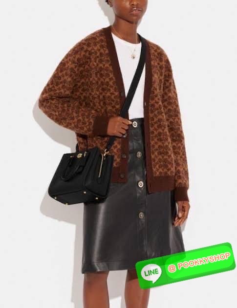 COACH BROOKE CARRYALL 28 (CE733) กระเป๋าถือหรือสะพายข้าง สุดหรู ลุคคุณนาย ให้วัสดุแคนวาสตัดหนังแท้ ภายในกว้าง แบ่งช่องเป็นสัดส่วน มีช่องซิปตรงกลาง สายสะพายถอดออกได้ จะถือหรือสะพายแมทซ์ได้หลายลุคเลยค่ะ