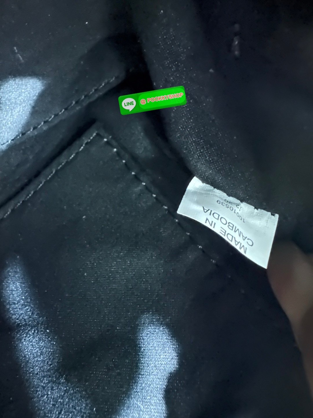 💙ToryBurchMiniBostonBag 🖤💫 • รุ่น: Mini Boston Bag จากแบรนด์ Tory Burch — ลักษณะทรง Boston น้ำหนักเบา มีหูจับด้านบน + สายสะพายแบบปรับได้ในบางรุ่น ใช้หนังหรือผสมวัสดุต่างๆ ตามรุ่นย่อย.