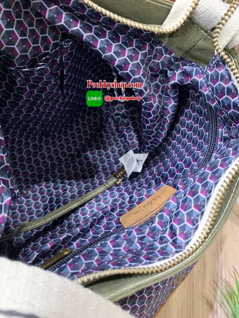 Kipling CARTERA KOUROU Crossbody Bag รุ่นใหม่สำหรับทรงครอสบอดี้ สไตล์สุดฮิตกับการใช้งานที่ง่าน หยิบจับของได้อย่างสะดวกสบาย เปิดปิดด้วยกระดุมแม่เหล็กและซิปด้านใสเพิ่อความปลอดภัย วัสดุ 100% Polyester ลายผ้าบุด้านในดูมีดีเทล สายสะพายปรับได้ฟรีไซส์ ปรับดับพวง