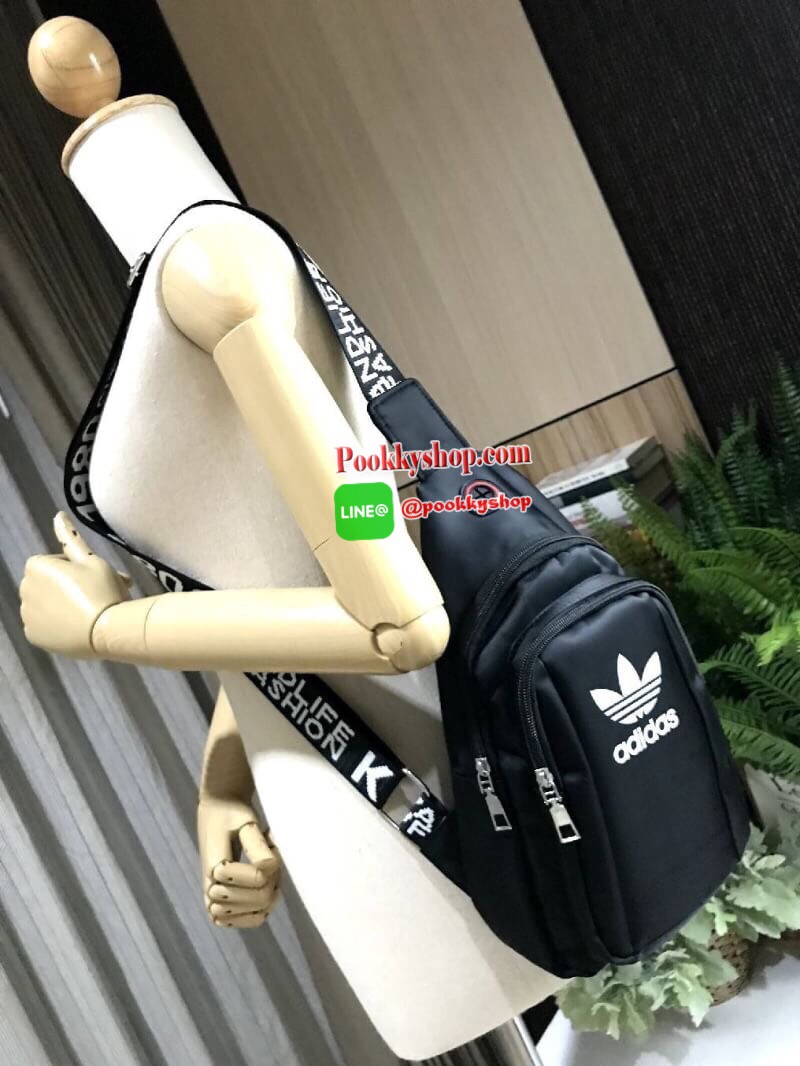 Don’t Miss! NEW! Adidas Factory Sport Originals Bag กระเป๋าสะพายสไตล์สปอร์ตดีไซน์สุดฮิตวัสดุไนล่อนเนื้อหนานิ่มกันน้ำทำความสะอาดง่าย ขนาดกำลังดี น้ำหนักเบา ด้านหน้ามีโลโก้แบรนด์เปิดปิดด้วยซิป มีช่องแบ่ง2ช่องเเยกเป็นสัดส่วน มีช่องใส่หูฟังหรือสายชาร์ตแบต Spo