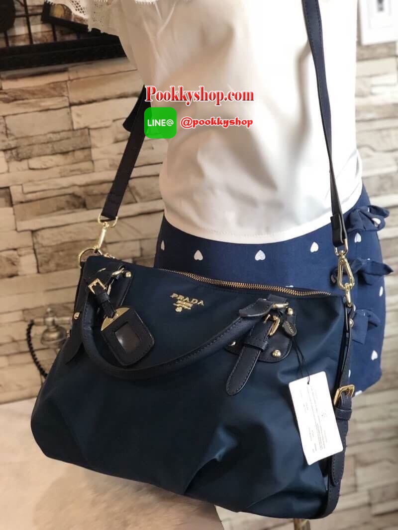 PRADA NYLON BAG WITH ZIP กระเป๋าถือหรือสะพายพรีเมี่ยมกิ้ฟจากเคาน์เตอร์แบรนด์ Limited edition วัสดุ Nylon เนื้อหนาคุณภาพดีตามแบบฉบับแบรนด์ด้านหน้าประดับโลโก้หรู เปิดปิดด้วยซิป ภายใน Polyester 100% มีโลโก้ ช่องซิปจุมากค่ะ สามารถใส่เอกสาร A4 ipad ของใช้ได้เย
