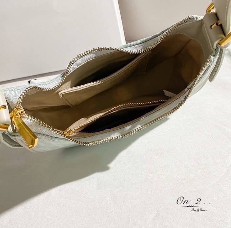 💥💥NEW Arrival 💥💥 Korean Style bag กระเป๋าสะพายไหล่ทรงวินเทจ สุดเก๋♥️ วัสดุเป็นผ้ายีนส์สีฟ้าอ่อนมีลาย น้ำหนักเบาใส่ของได้เยอะ สายสะพายสามารถปรับความยาวได้ค่ะ