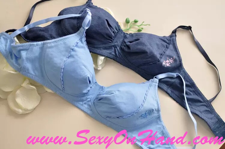 ชุดชั้นใน สปอร์ตบรา เนื้อผ้าฝ้าย เกรดAA สีฟ้าอ่อน แต่งลูกไม้ปักหวานๆ แถบข้าง Size B70/B75/B80