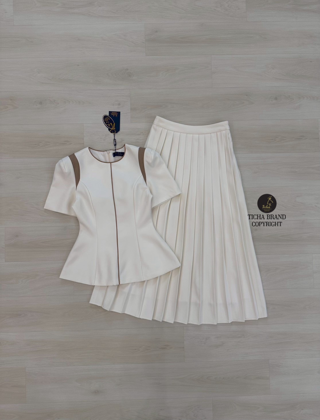 ชุดเซทแฟชั่น Set 2ชิ้น เสื้อ+กระโปรงยาว เสื้อแขนสั้นสีครีมคอกลมแต่งกุ้นสีน้ำตาลช่วงคอและตัวเสื้อ