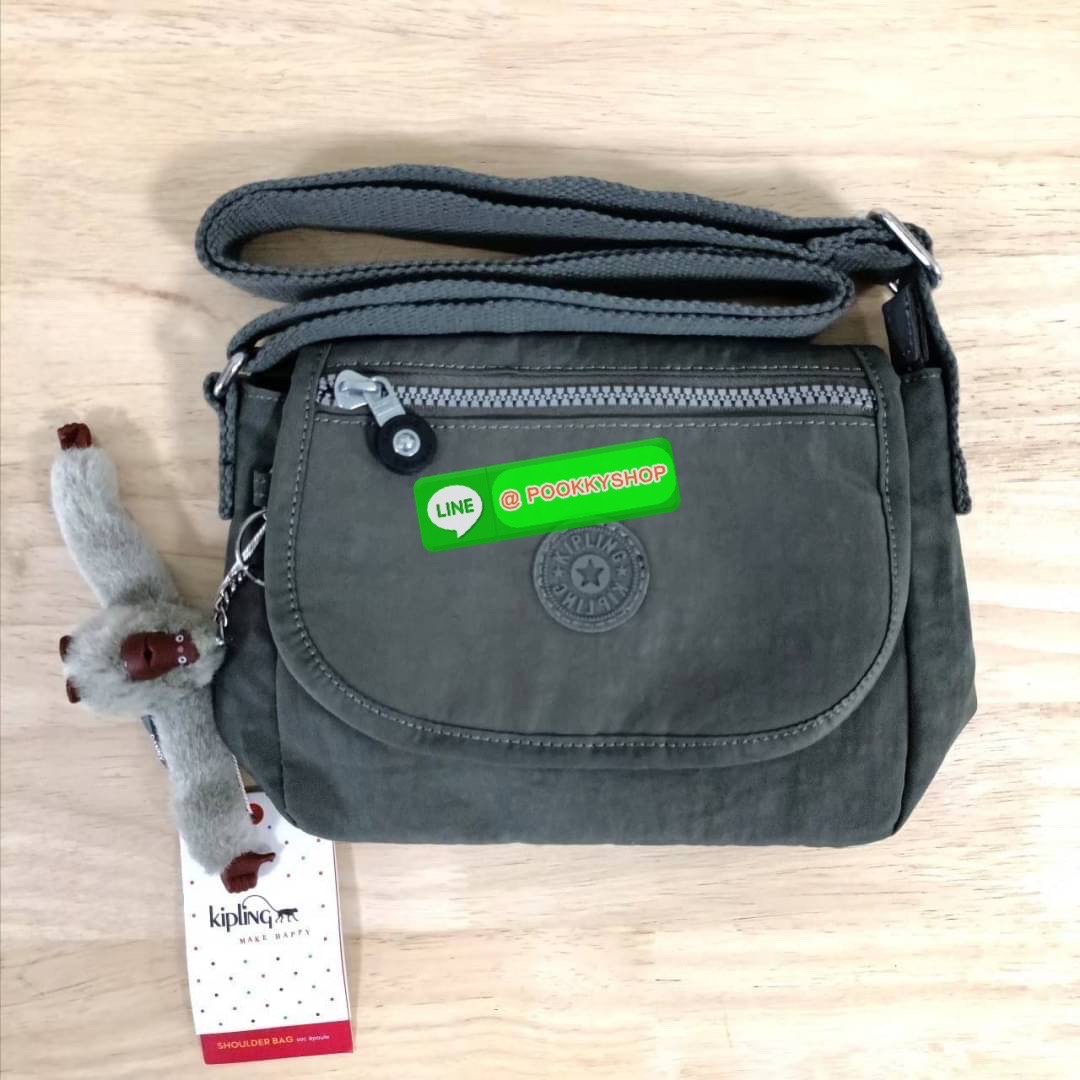 KIPLING SABIAN CROSSBODY MINI BAG กระเป๋าสะพายข้าง วัสดุ Nylon & Polyester 100% ขนาดเล็กกำลังน่ารัก เปิด-ปิดด้วยฝาปิดกระดุมแม่เหล็กและซิปแบรนด์ ด้านในทีแท็กแบรนด์