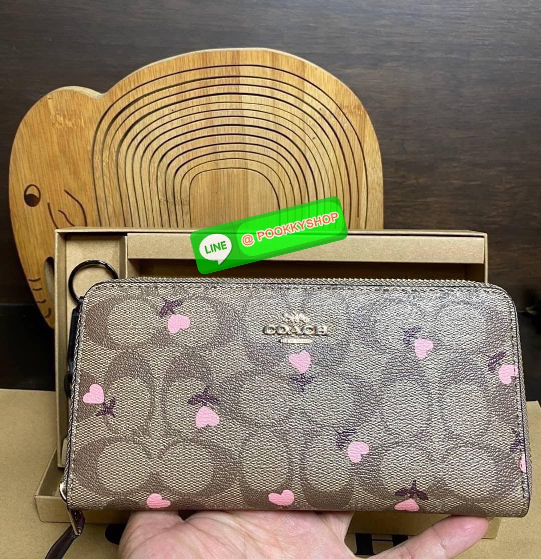 COACH ACCORDION ZIP WALLET IN SIGNATURE CANVAS กระเป๋าสตางค์ใบยาว ซิปรอบ ใช้งานง่าย ด้วยฟังค์ชั้น ด้านใน ใส่บัตรได้จุใจ มีช่องซิปใส่เหรียญตรงกลาง โดนใจหลายๆคนไปเรียบร้อยและคลาสสิค เรียบหรูดูแพงตลอดกาล ยกให้รุ่นนี้เลย