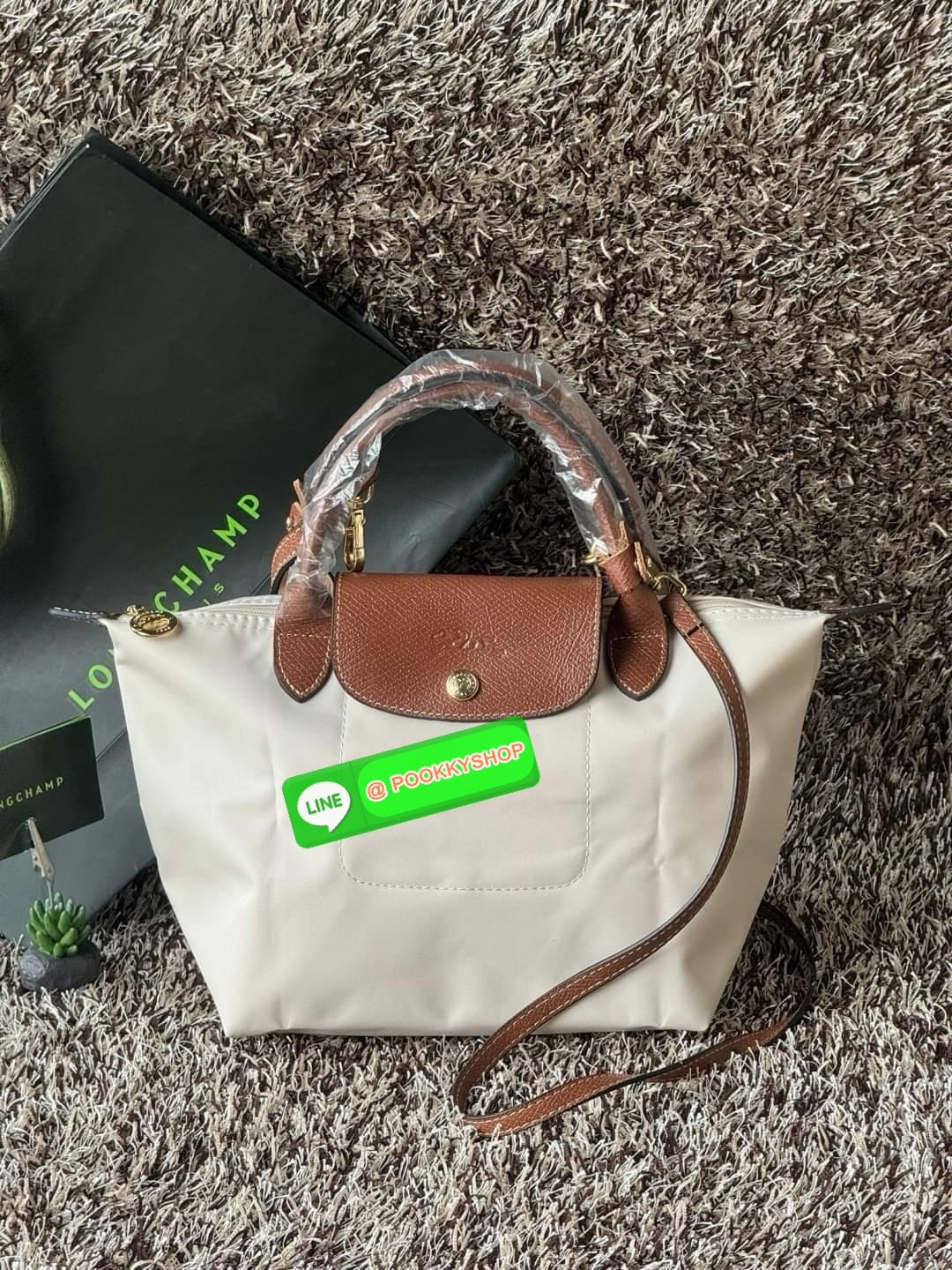 LONGCHAMP LE PLIAGE ORIGINAL S HANDBAG Crossbody Bag กระเป๋าสะพายไหล่ รุ่น Original มีเอกลักษณ์อันโดดเด่นของรุ่นไอคอนนิคของ Longchamp อย่าง Le Pliage (เลอ ปลิยาจ) โดย Longchamp ได้รับแรงบันดาลใจจากศิลปะการพับกระดาษแบบ Origami (โอริกามิ) ในการสรรค์สร้างกระ