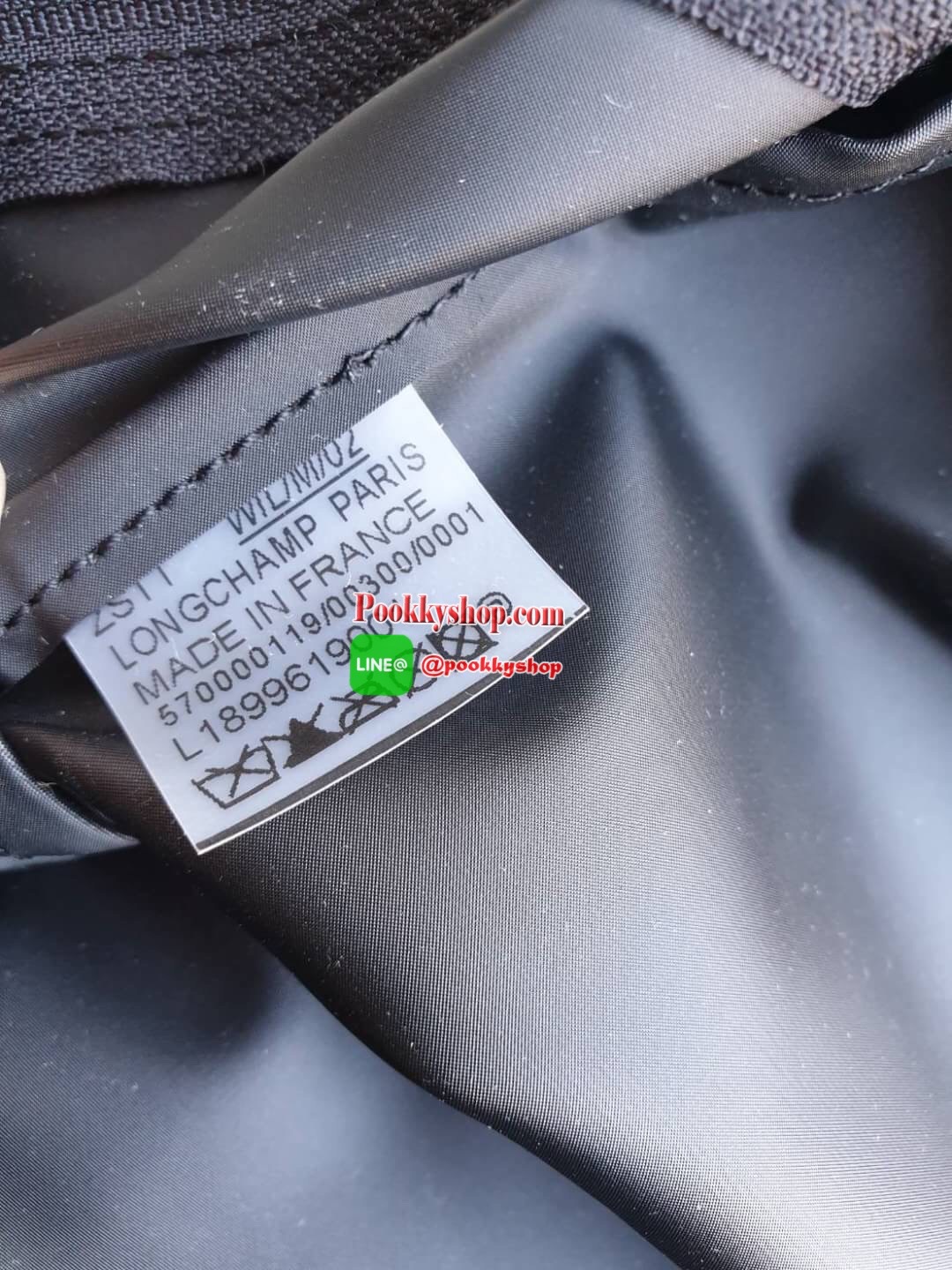 Longchamp Le Pliage Club Tote Bag Size L หูยาว วัสดุเนื้อผ้า Nylon Canvas เคลือบกันนำ้ ตัดด้วยหนังแท้ที่มีน้ำหนักเบา ดีไซน์เรียบง่ายแต่เต็มไปด้วยความคลาสสิก จนเป็นที่ชื่นชอบไปทั่วโลก Longchamp ปรับโฉม LE PLIAGE ด้วยการปักลายรูปม้า-ตราสัญลักษณ์ของแบรนด์บนผ