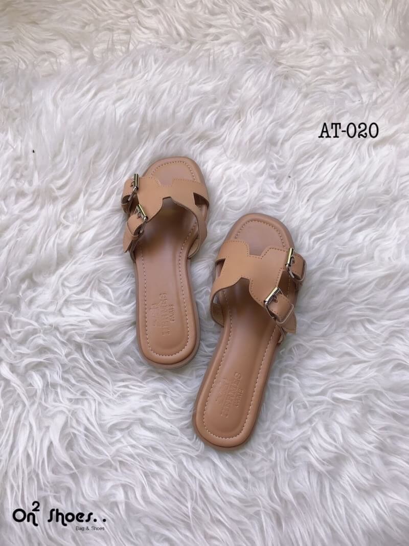 Hermès sandal เข้าแล้วค่ะ..แตะ Hermès รอบนี้หนังดีเวอร์ พื้นปั้มแบรนด์ปั้มนูนชัดแจ๋ว พื้นนิ่มใส่สบาย สวยเบอร์แรงรอบนี้ห้ามพลาดเลยจ้า **รูปสินค้าถ่ายจากงานจริง