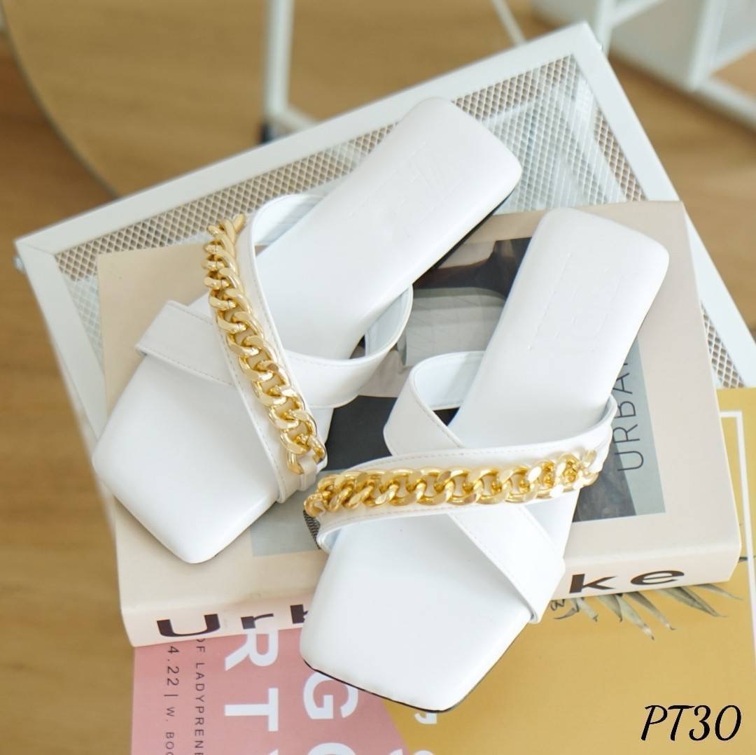 พร้อมส่ง แบบเข้าใหม่ค๊า รองเท้าทรงสวมหน้าไขว้ แต่งโซ่ทอง งานสวยมากกกก เก็บทรงดี หนังนิ่ม ใส่ง่าย เดินสบาย แมตกับเสื้อผ้าได้ทุกชุด งานพื้นเสริมฟองน้ำหนา ทำให้เวลาใส่นุ่มนิ่มมากกกก ร้านการันตีเลยว่า คู่นี้ เป็นรองเท้าที่ สวย นุ่ม ใส่สบายที่สุดค๊า