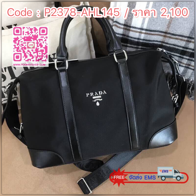 Don't Miss! PRADA NYLON TRAVEL BAG GIFT WITH PURCHASE GWP Limited edition พรีเมี่ยมกิ้ฟจากเคาน์เตอร์แบรนด์ต่างประเทศวัสดุ Nylon เนื้อหนาคุณภาพดีตามแบบฉบับแบรนด์ ด้านหน้าประดับโลโก้หรู ด้านข้างมีสายรัดแบบเข็มขัดปรับได้2ทรง ด้านหลังมีช่องซิป หูจับหนังแ