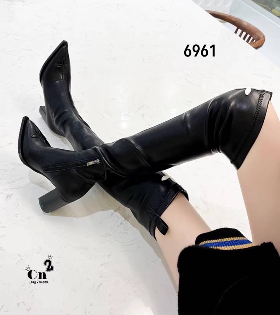 รองเท้าบูทข้อสูง ลุคสนามบิน ซีซั่นนี้คือของที่ต้องมีค่าาหนังนิ่มการตัดเย็บเนียบ ใส่ง่ายการดีไซน์ทรงส้นสูงดูเก๋ งานดีมากกันน้ำ กันฝน ใส่เดินลุยหิมะ ใส่เช็คอินที่เที่ยวสวยๆเริ่ดมาก สาวสายแฟต้องไม่พลาดจ้า