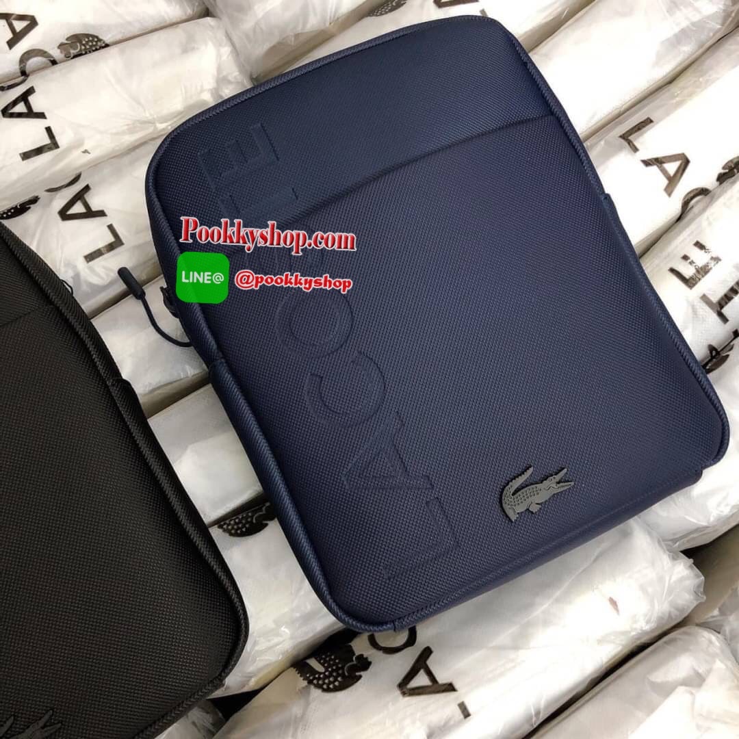 ลาคอส Classic Crossbody Bag กระเป๋าสะพายรุ่นยอดนิยม วัสดุ PVC ด้านหน้ามีโลโก้แบรนด์สวยโดดเด่น มีช่องเล็กใส่ของจุกจิกเปิดปิดด้วยกระดุมแม่เหล็ก ด้านหลังเรียบ มีช่อง1ช่องส่วนช่องด้านในกว้างเปิดปิดกระเป๋าด้วยซิปสะดวกใช้ มีช่องซิปและช่องเสียบด้านข้าง สายสะพา