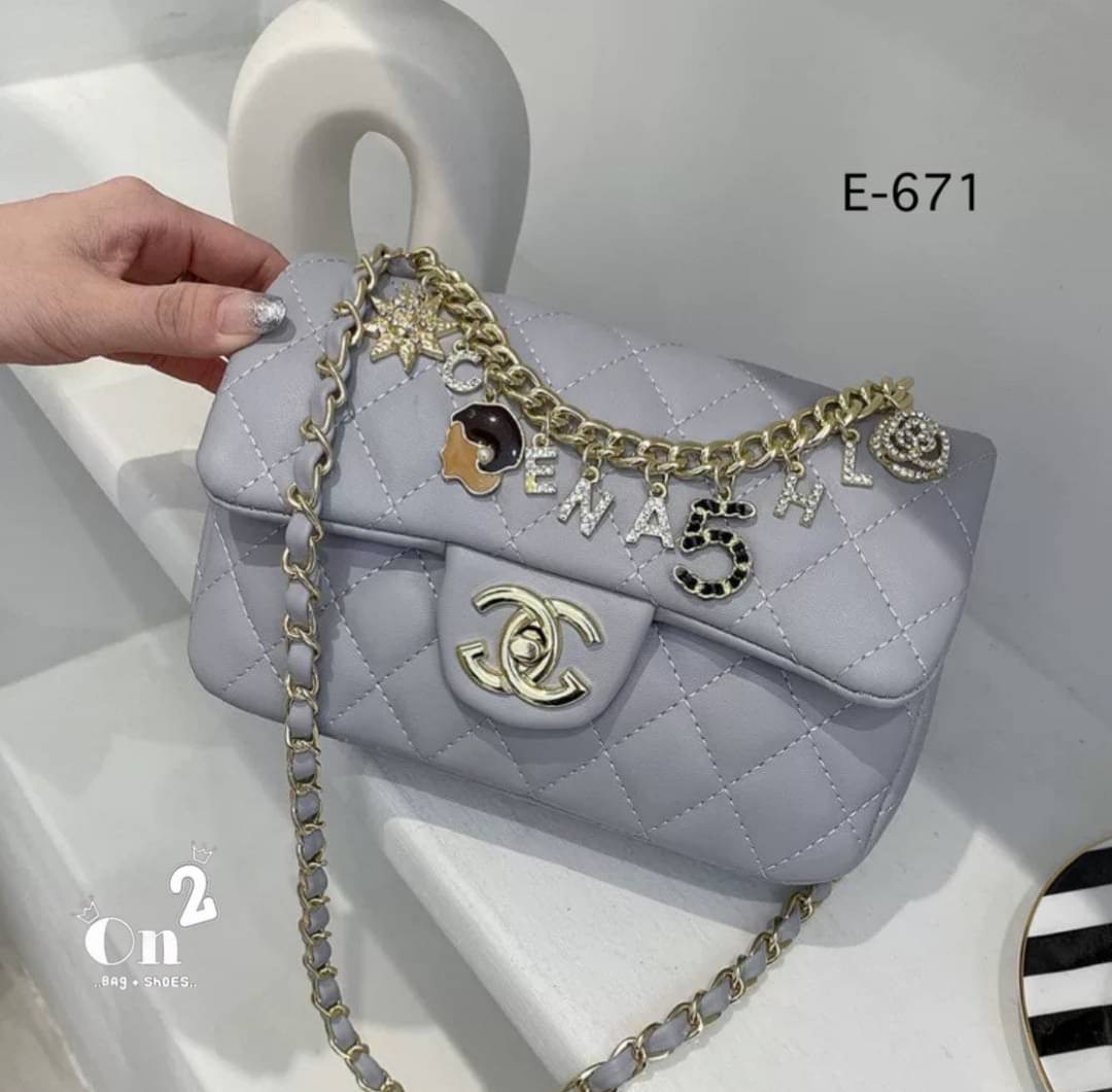 กระเป๋าสะพายชาแนล ทรงคลาสสิคเปิดหน้าอะไหล่สีทอง งานสไตล์แบรนด์ สายสะพายยาวครอสบอดี้ได้ค่ะ พร้อมส่ง 5 สีค่ะ