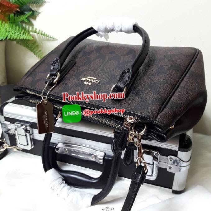 COACH F67027 MINI SURREY CARRYALL IN SIGNATURE CANVAS (COACH F67027) รุ่น 9 นิ้ว Coach ทรง prada รุ่นนี้มี 2 ซิป และช่องใส่ของด้านในเยอะมากๆ เกินคุ้มเลยทีเดียว พลาดไม่ได้แล้วววว ✔หูจับยาว4นิ้ว ✔สายสะพายยาว23นิ้ว